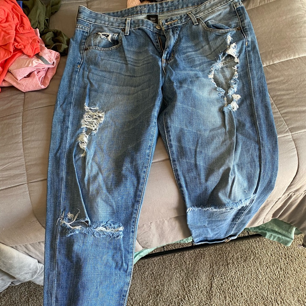 Boyfriend crop holy jeans